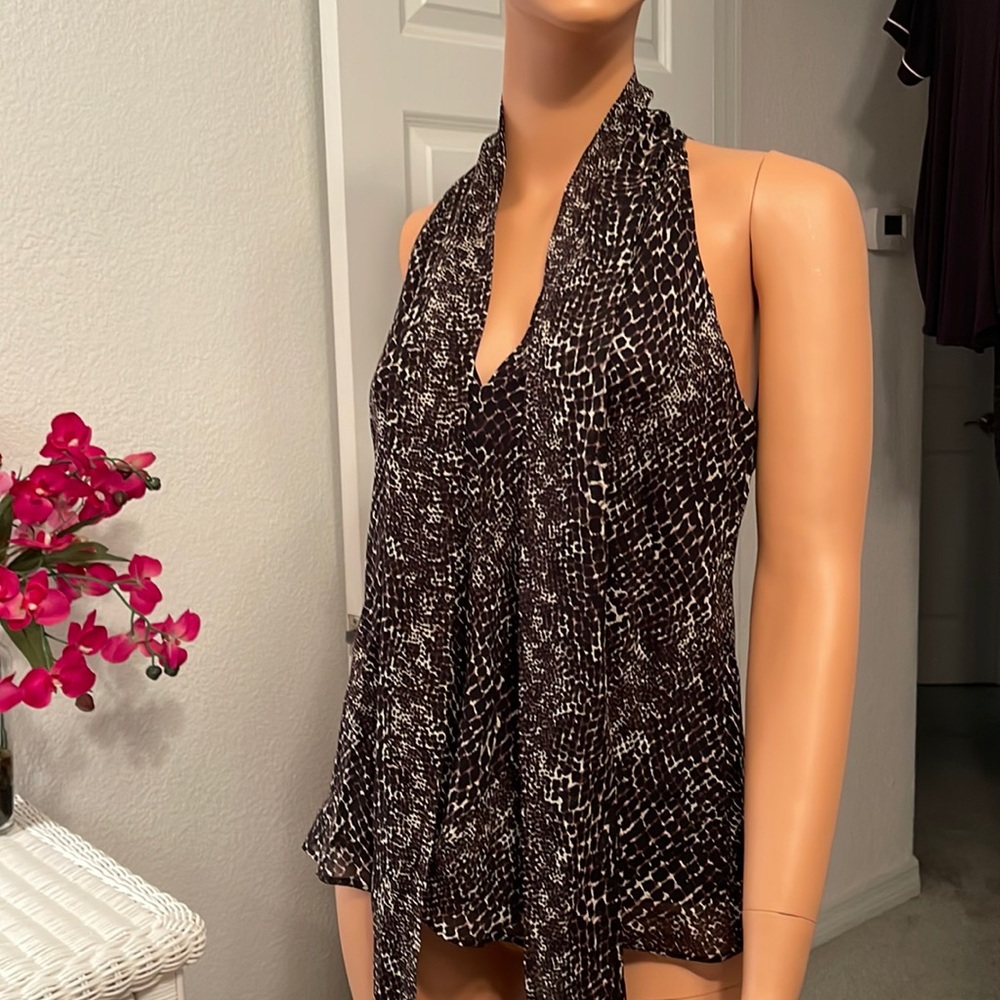 Beautiful NWT Banana Republic silk blouse. Size XS. Black snakeskin-like pattern
